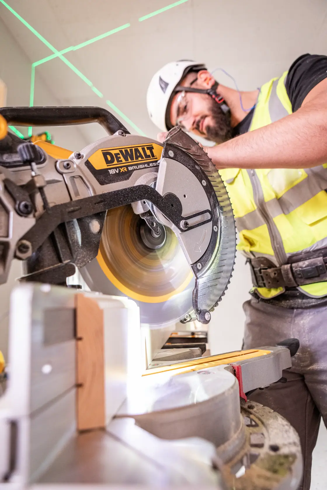 Ukośnica DEWALT® 18 V XR® 305 mm (samo narzędzie)
