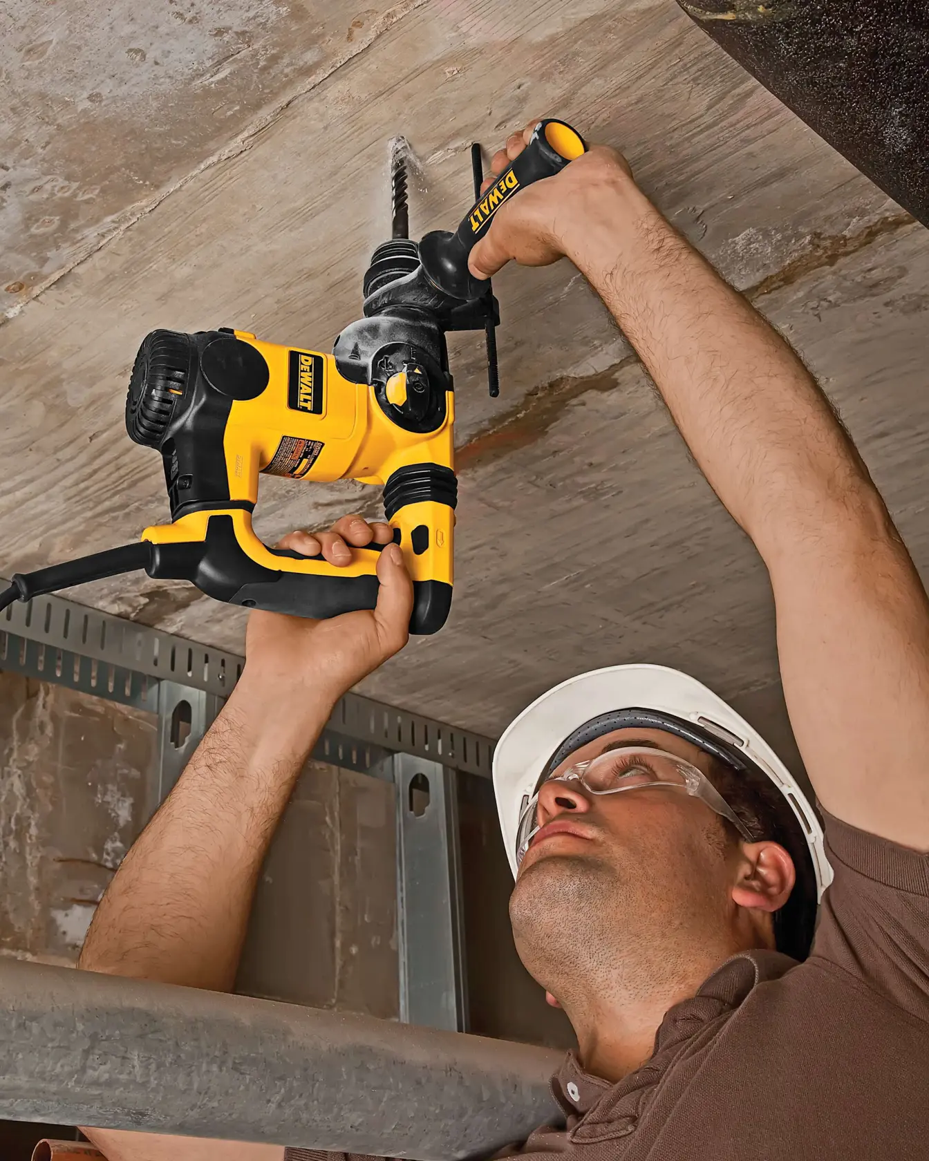 Graphique montrant la marque DEWALT XTREME Sub-Compact Series avec le slogan 'Compact et performance garantie' sur un fond jaune.