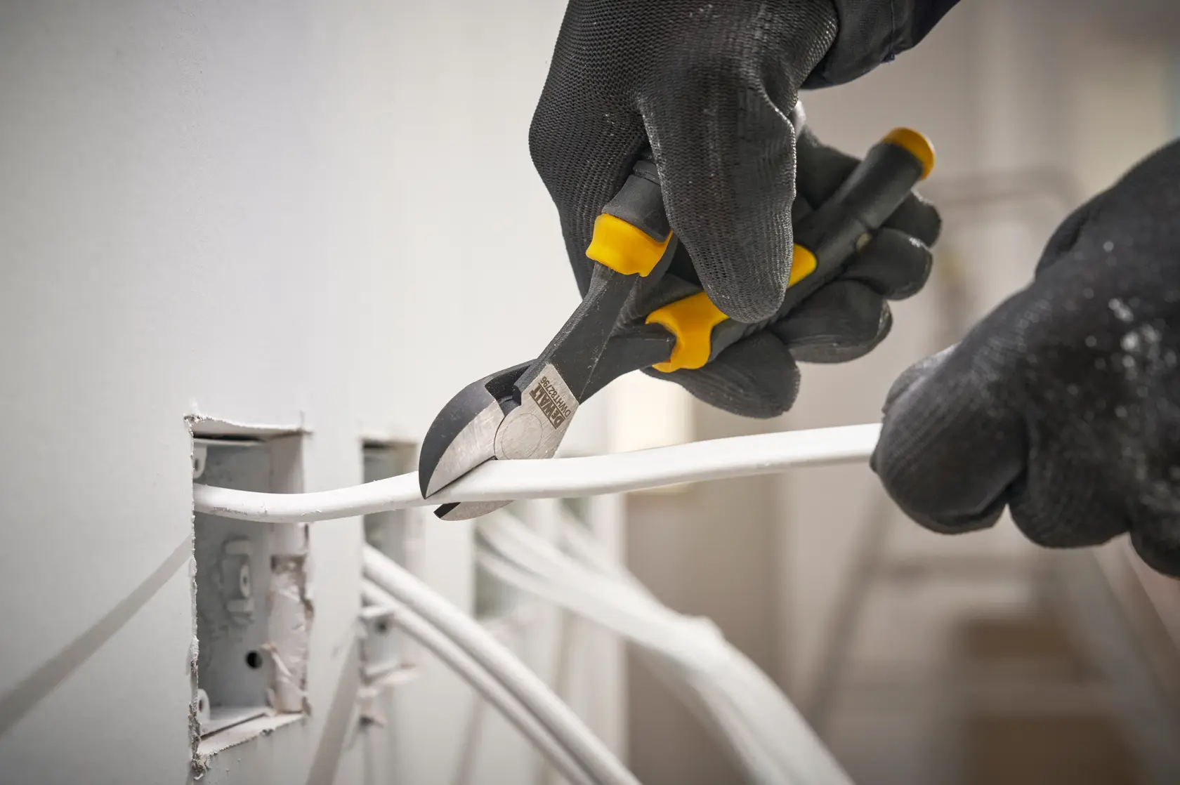 Szczypce tnące boczne DEWALT® 160 mm LH