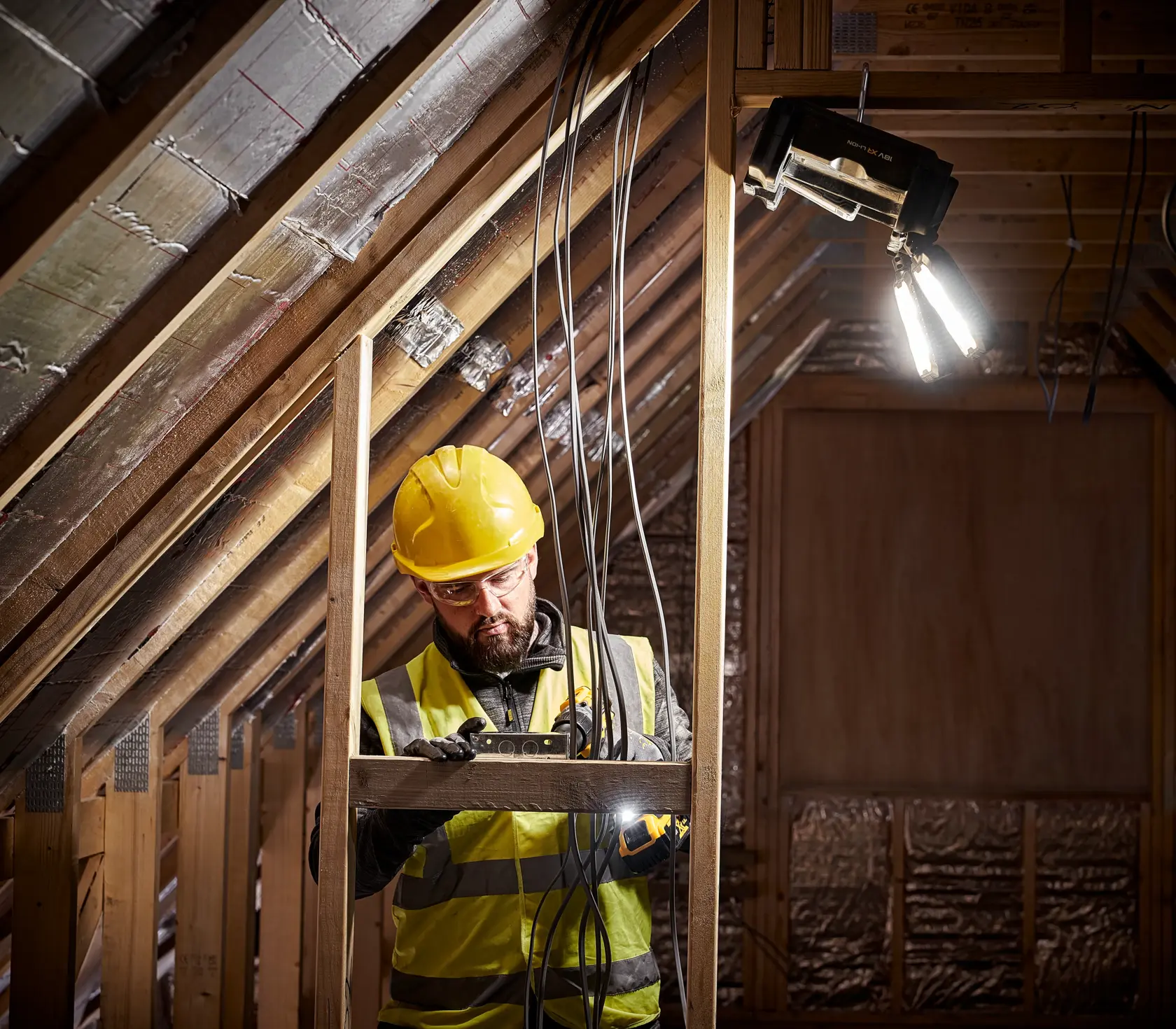 Regulowana lampa robocza DEWALT® TOUGHSYSTEM® 2.0 ze schowkiem